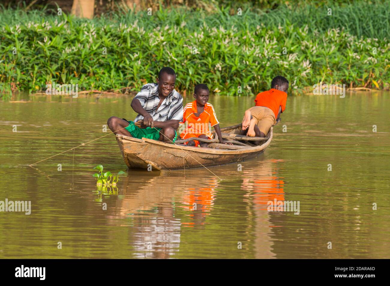 Fischer in ihrem Kanu, Niger Fluss, Niamey, Niger Stockfoto