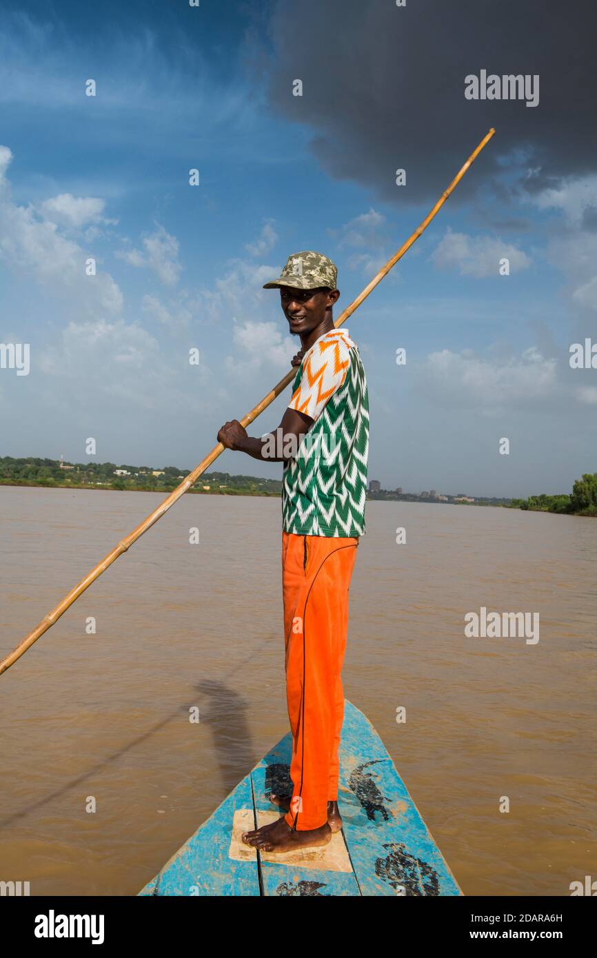 Mann vor einem Boot, Niger Fluss, Niamey, Niger Stockfoto