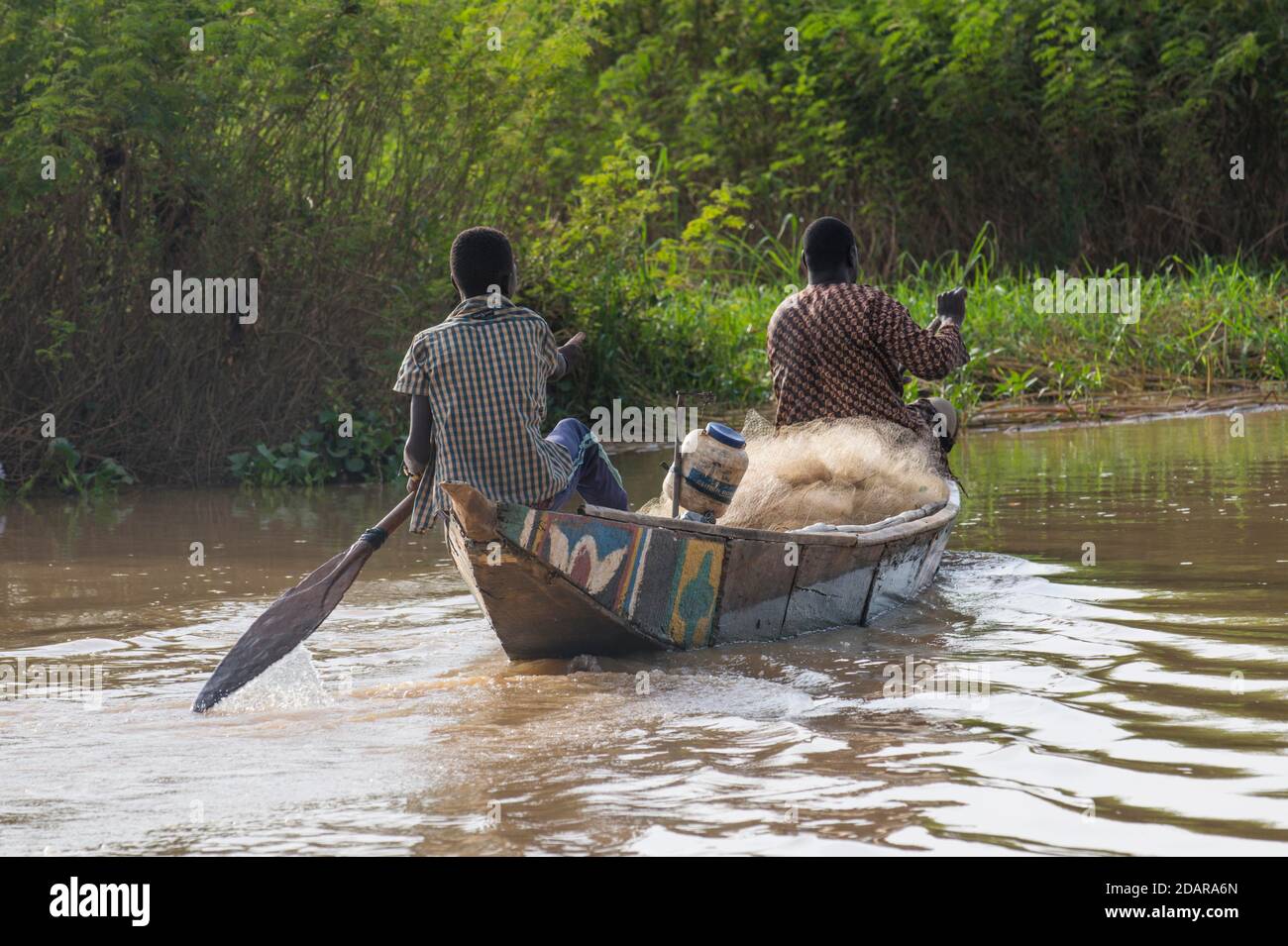 Fischer in ihrem Kanu, Niger Fluss, Niamey, Niger Stockfoto