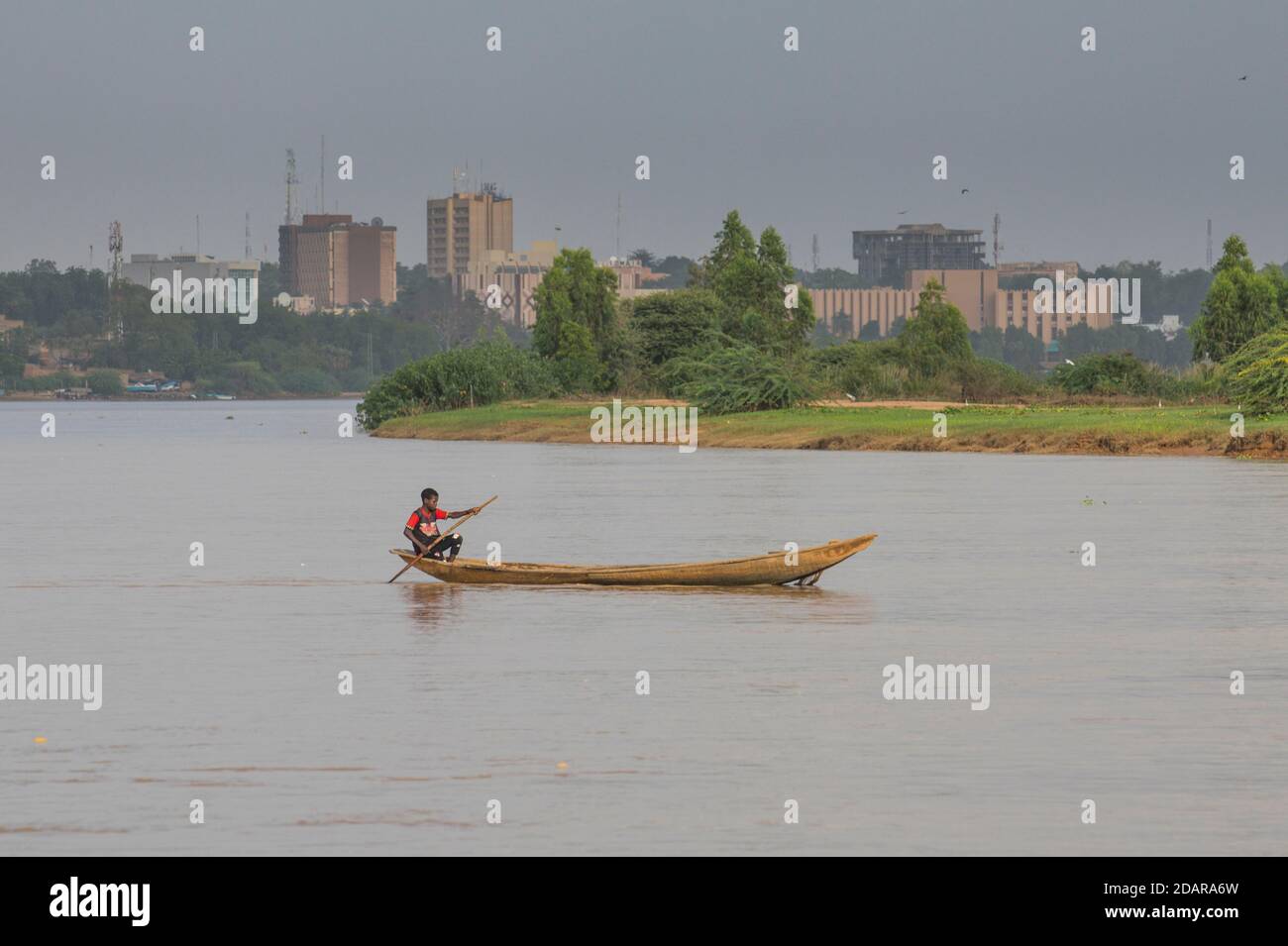Mann im Kanu auf dem Niger, Niamey, Niger Stockfoto