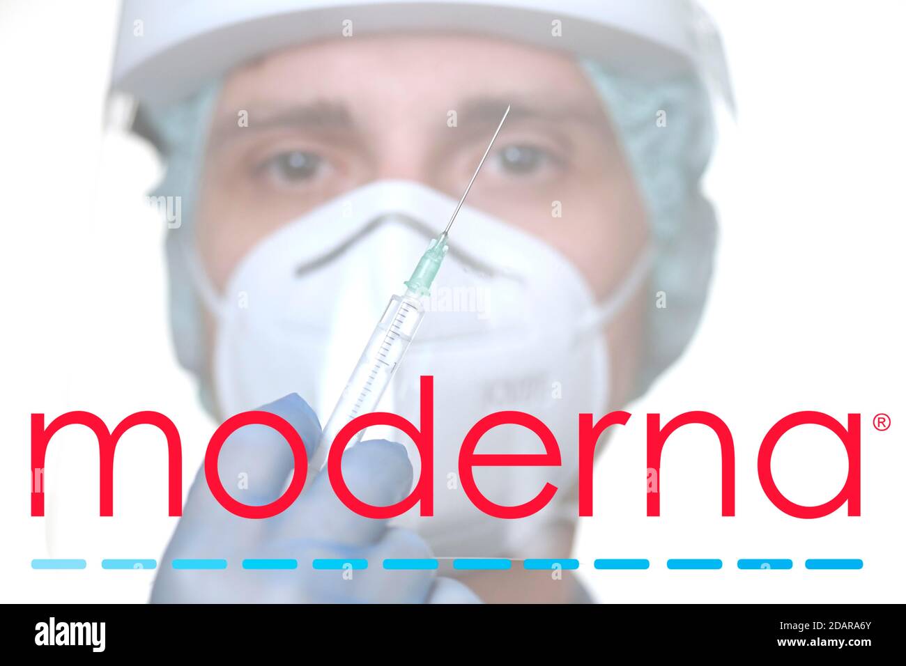 Symbolbild Corona-Impfstoff der Firma MODERNA, Mann mit Spritze, Corona-Krise, Baden-Württemberg, Deutschland Stockfoto