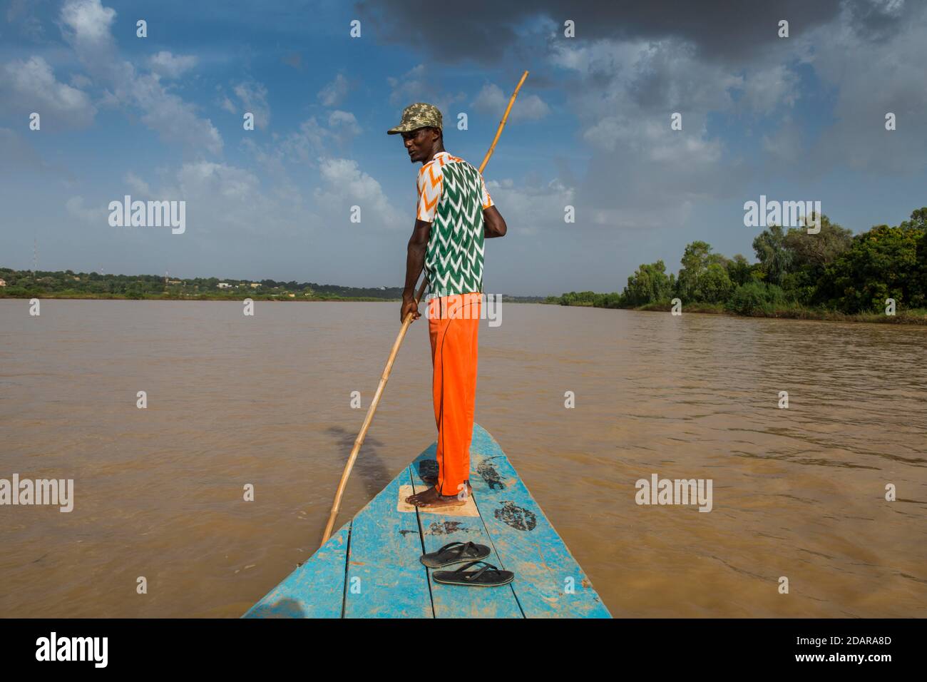 Mann vor einem Boot, Niger Fluss, Niamey, Niger Stockfoto