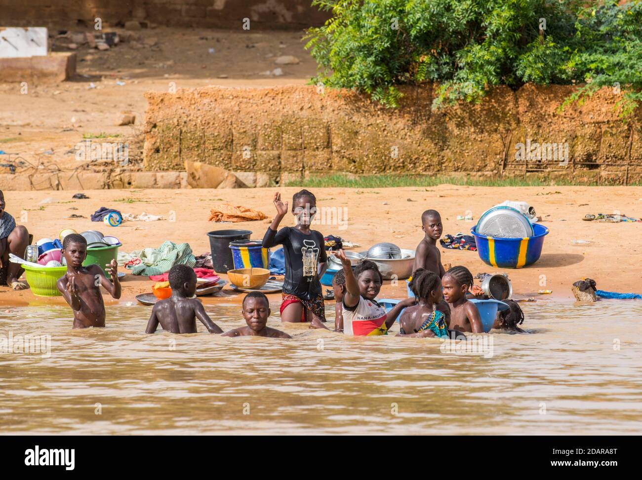 Kinder waschen und spielen Niger Fluss, Niamey, Niger Stockfoto
