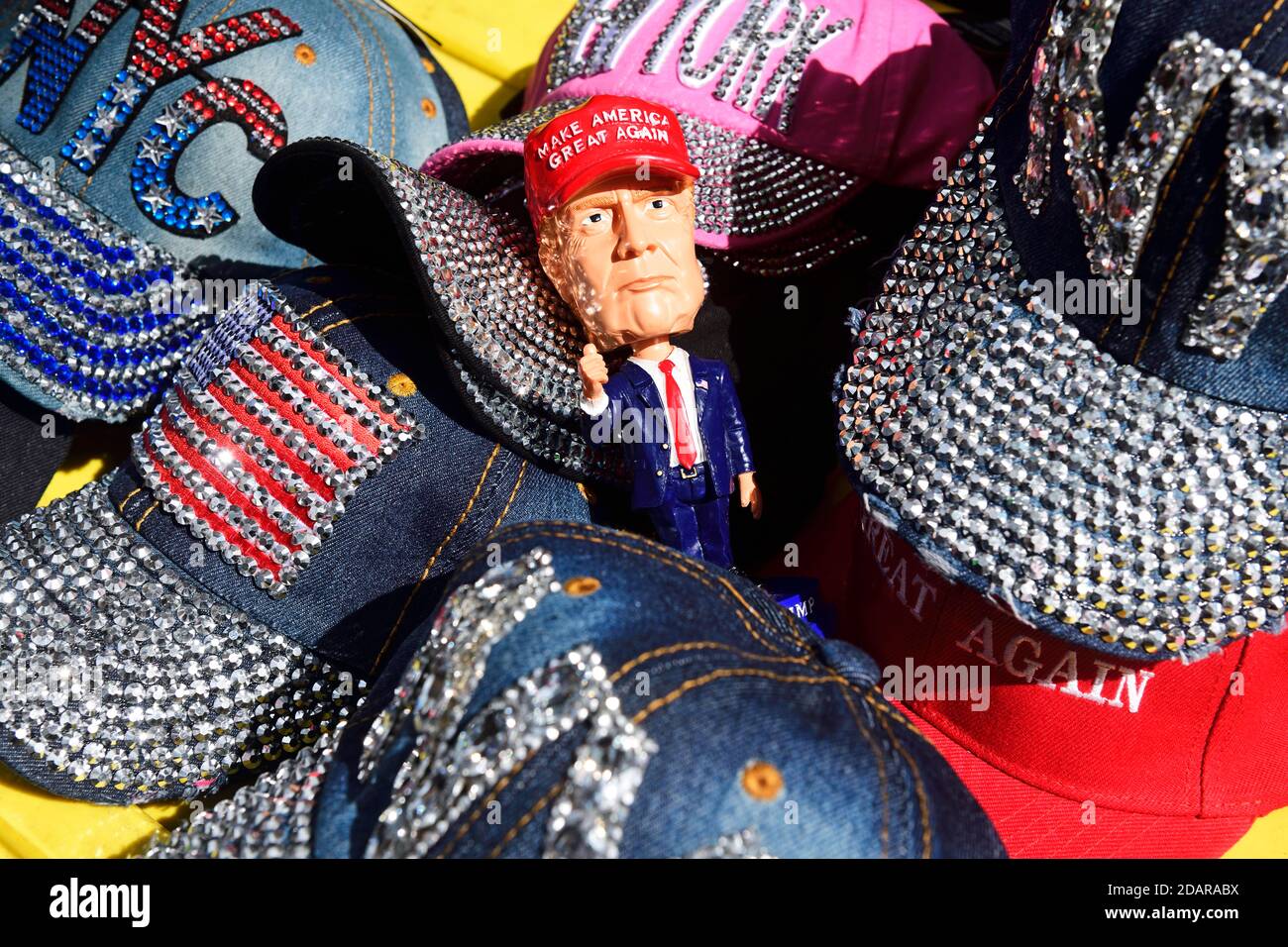 Donald Trump als Scherzfigur mit Make America wieder groß Baseball Cap, Manhattan, New York City, USA Stockfoto