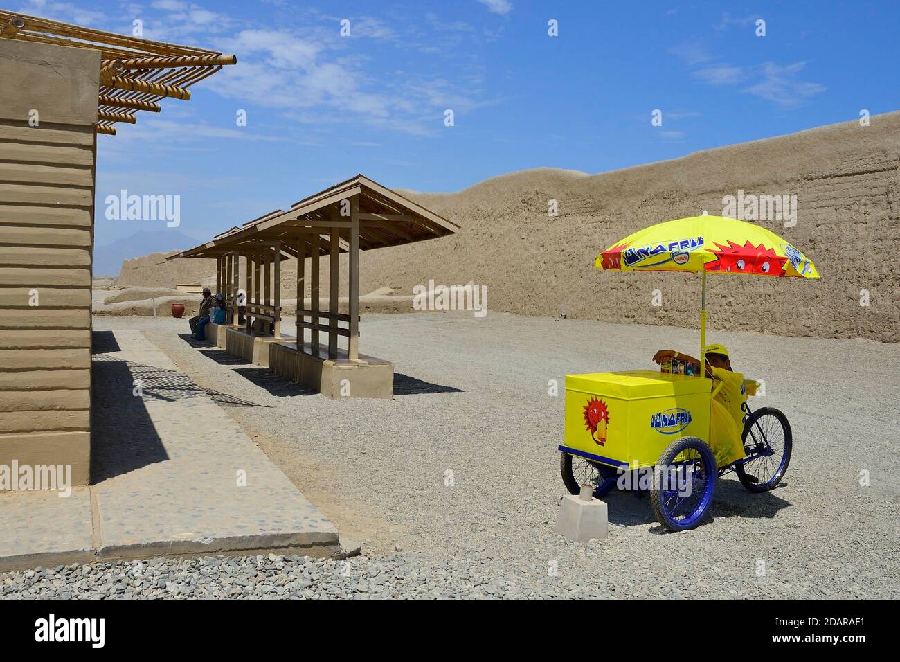 Mobile Eisverkäufer mit Sonnenschirm, Ruinen von Chan Chan, Trujillo, La Liberdad Region, Peru Stockfoto
