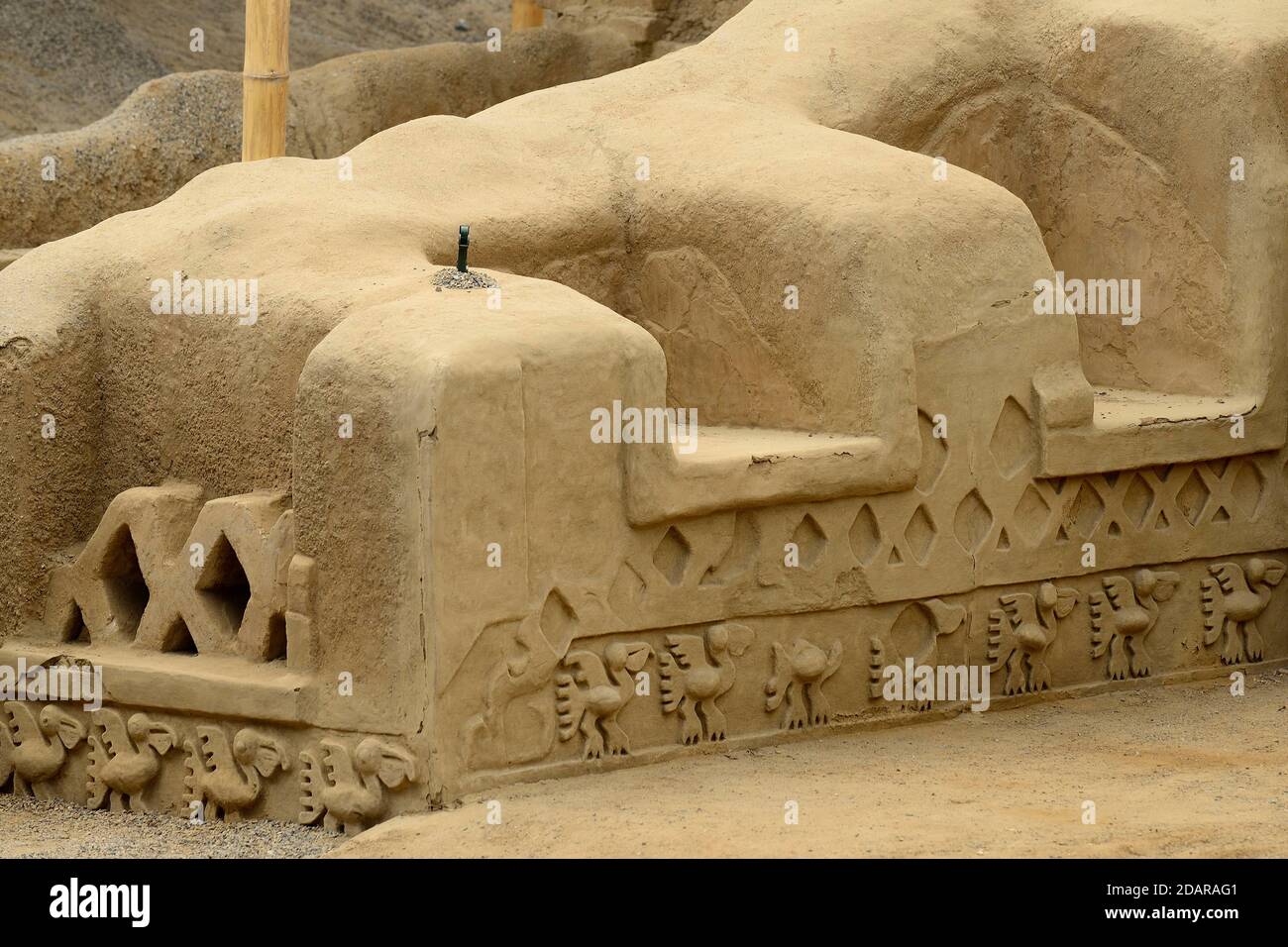 Künstlerische Mauern aus Lehmziegeln, adobe mit Pelikan Relief, Ruinen von Chan Chan, Trujillo, Region La Liberdad, Peru Stockfoto