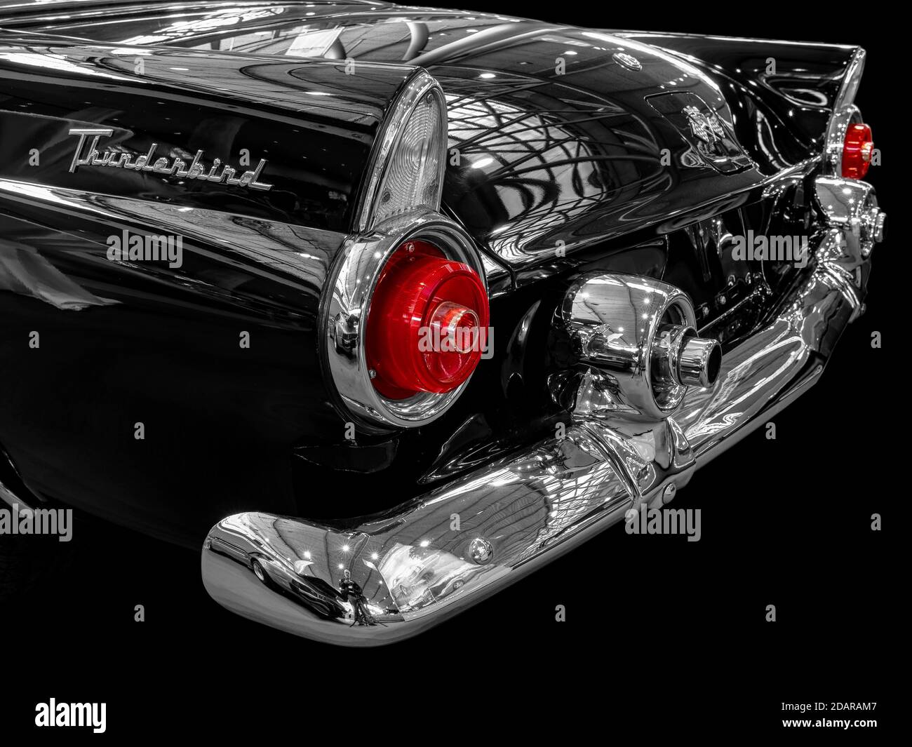 Oldtimer Detail, Ford Thunderbird 1955, in schwarz und weiß, mit rotem Bremslicht Stockfoto