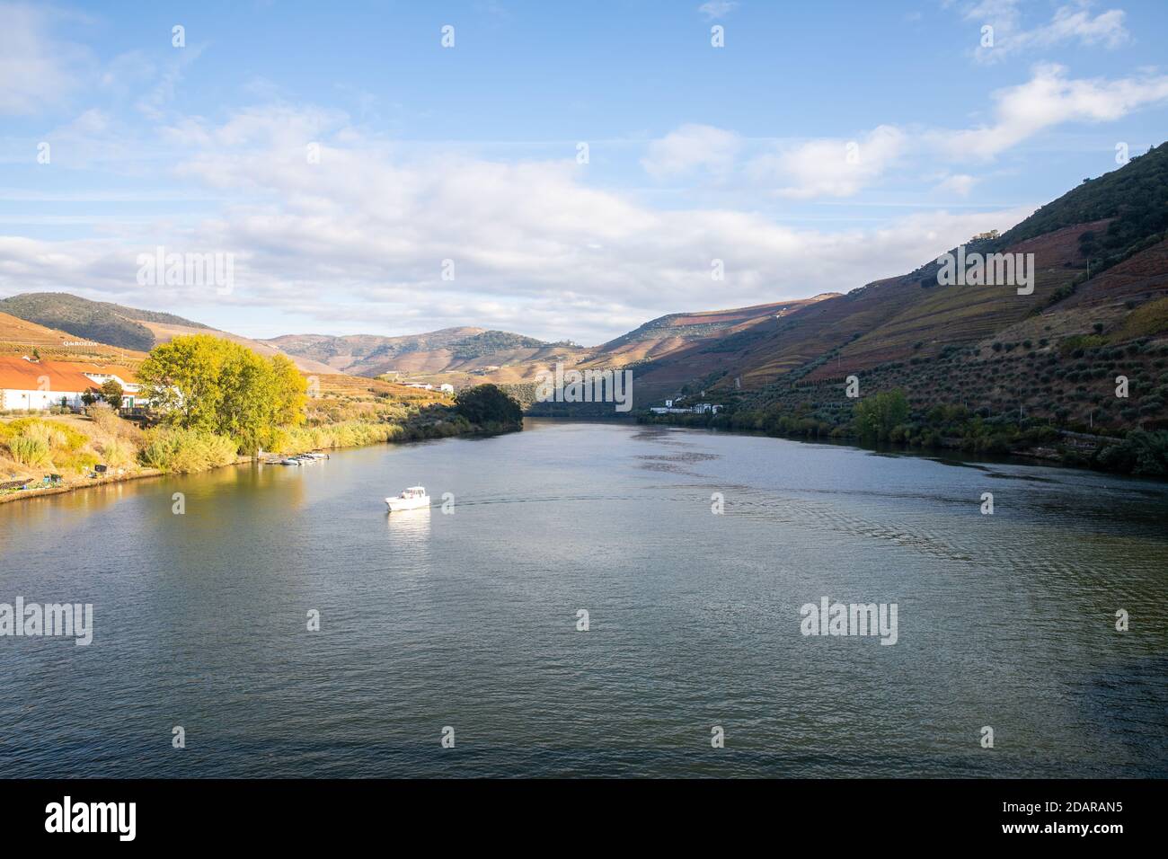 Pinhao, Portugal - Oktober 17: Blick auf die Stadt Pinhão, auf einer schönen Biegung des Rio Douro, ca. 25 km flussaufwärts von Peso da Régua in Portugal auf OC Stockfoto