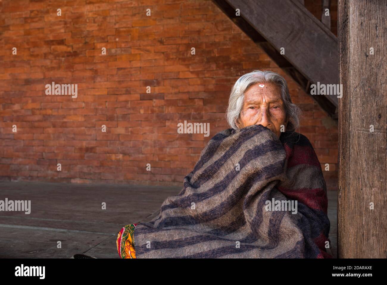 Porträt einer alten Hindu-Frau, in eine Decke gehüllt, Bhaktapur, Kathmandu Valley, Nepal Stockfoto