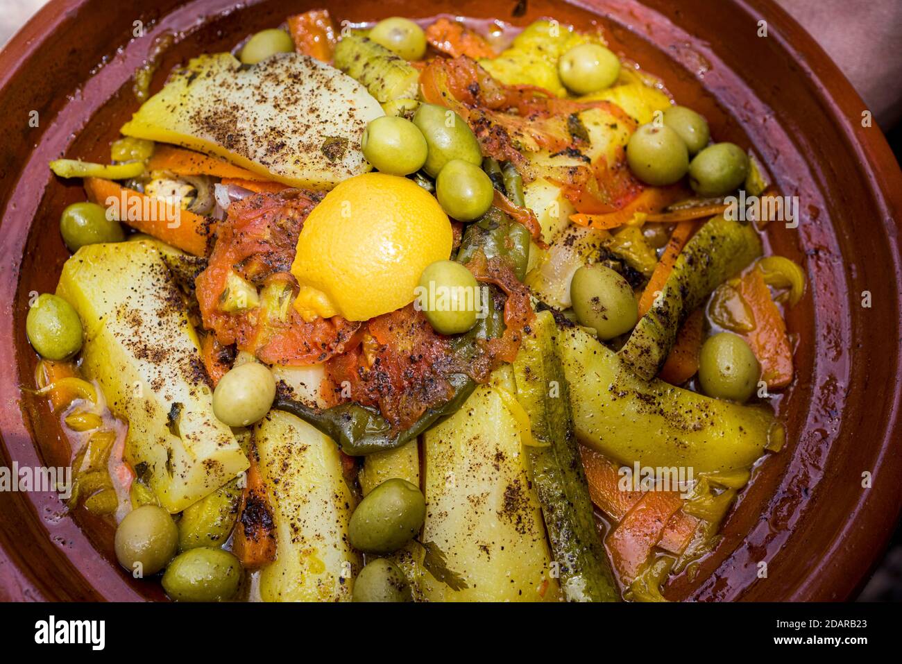 Tajine, typisch marokkanische Küche in Tontopf, Huhn mit Zitrone und Oliven, Gemüse und Kartoffeln, Marokko Stockfoto