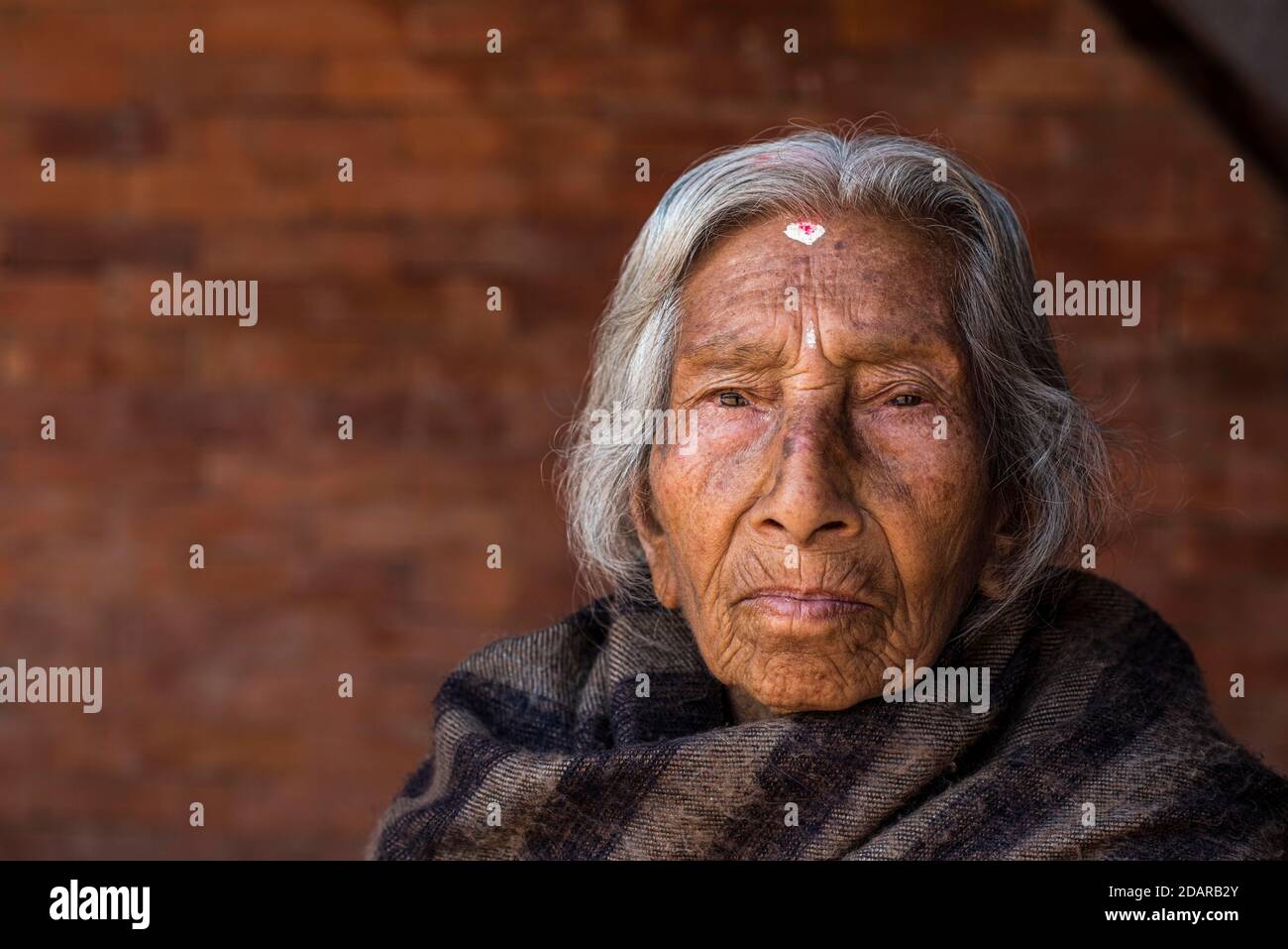Porträt einer alten hinduistischen Frau, in eine Decke gehüllt, Bhaktapur, Kathmandu Valley, Nepal Stockfoto