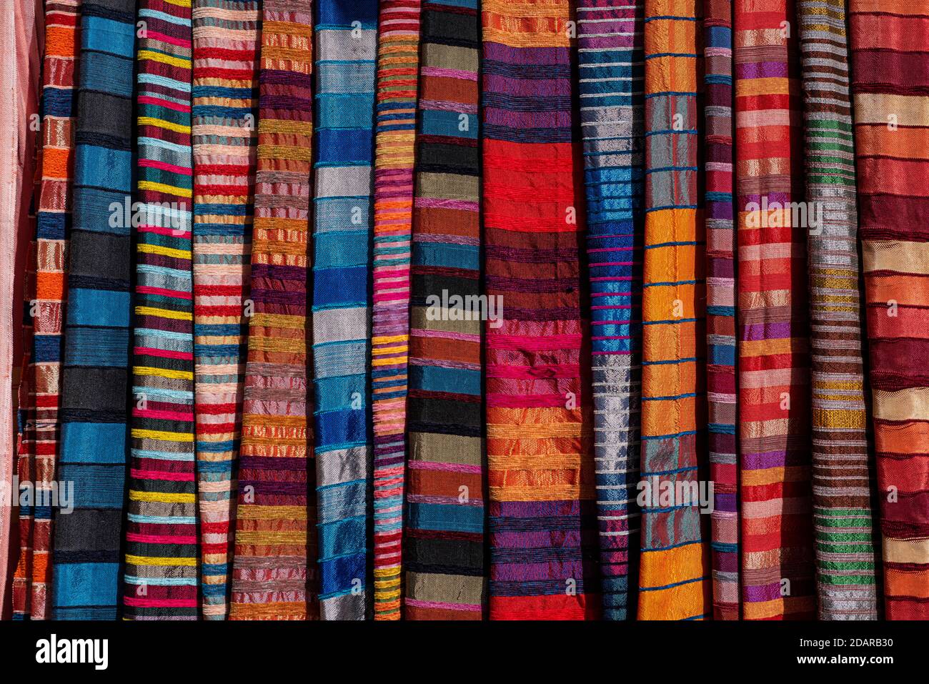 Verschiedene marokkanische Stoffe zum Verkauf angezeigt, Marokko Stockfoto