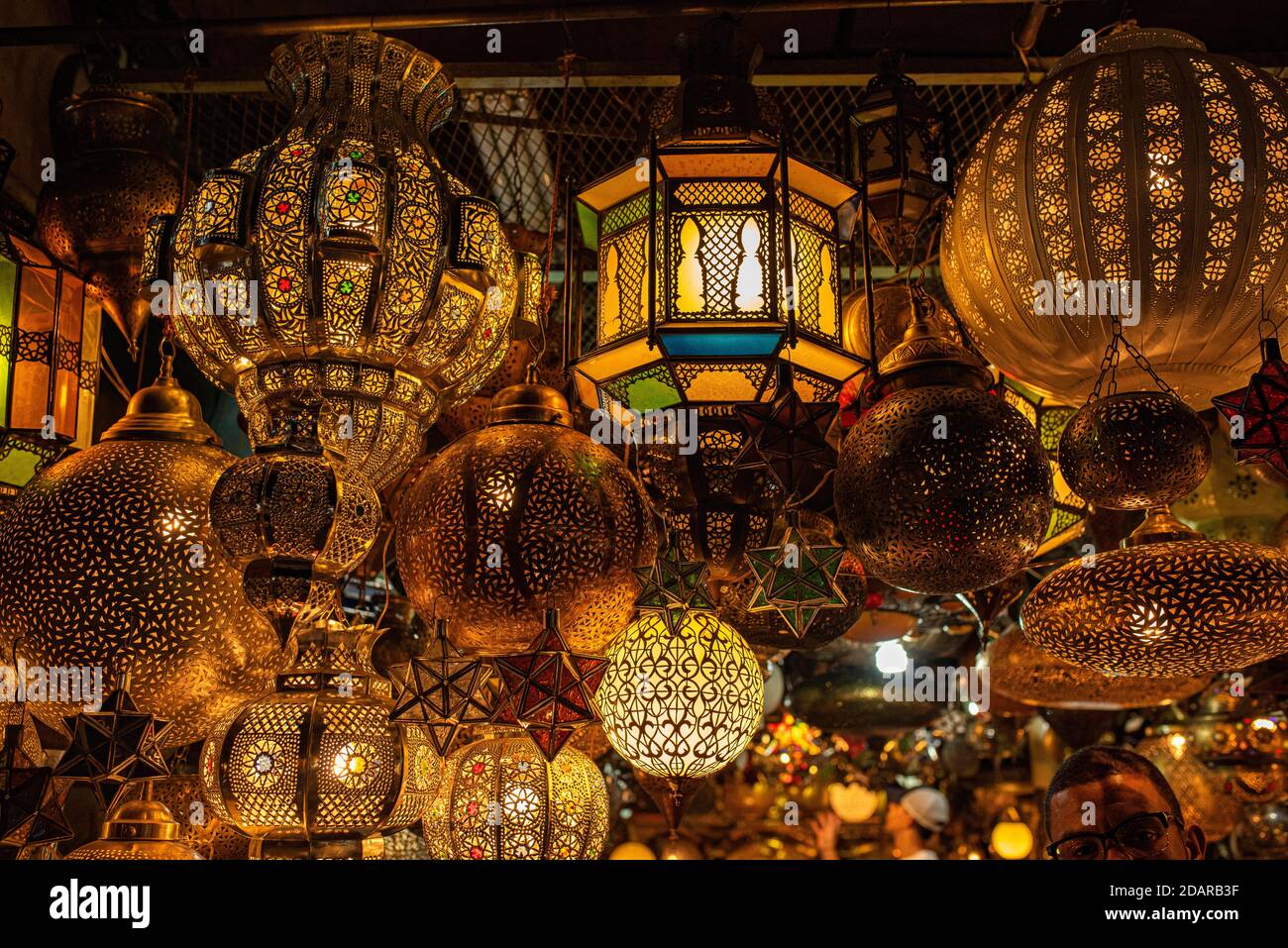 Verschiedene Lampen aus Messing oder Kupfer und farbigen Glas zum Verkauf aufgehängt, Souk, Basar, Marrakesch, Marokko Stockfoto