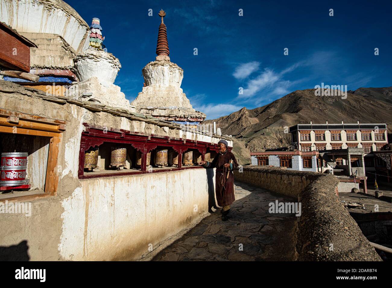 Buddhistische Gebetsräder und Stupas im Lamayuru Kloster, Lamayuru Gompa, eines der ältesten Klöster in Ladakh, wahrscheinlich 1000 Jahre alt, Lamayuru Stockfoto