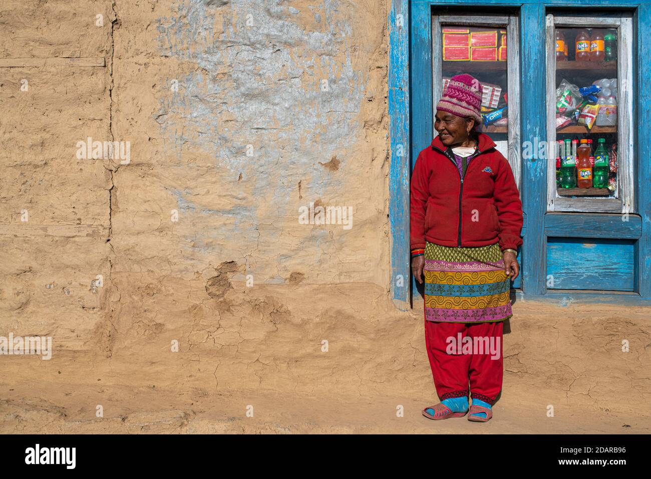Eine Einheimische steht vor dem Fenster ihres Ladens, Himalaya, Solu Khumbu, Everest-Region, Nepal Stockfoto