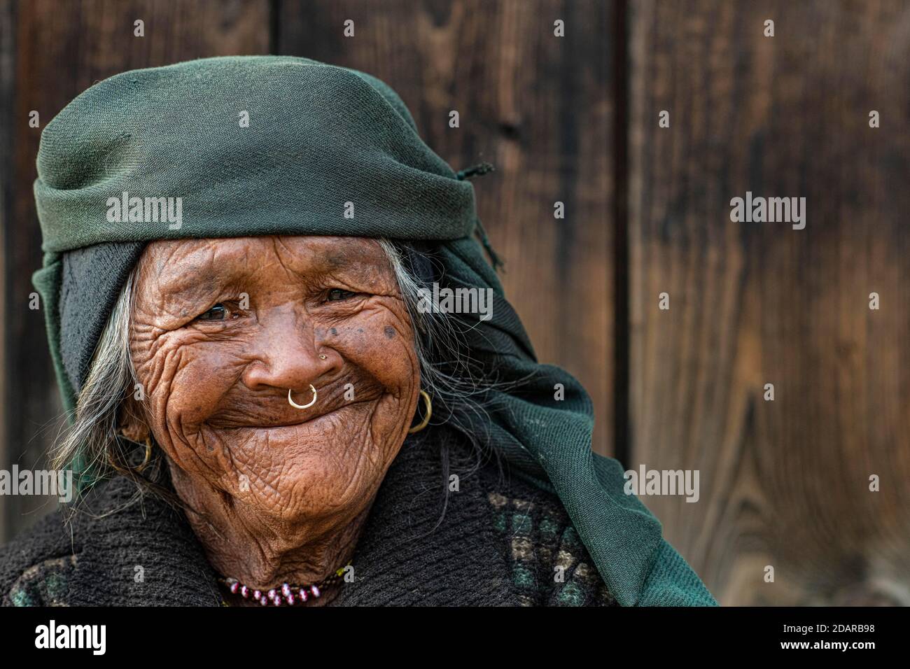 Portrait, Himalaya, freundlich lächelnde ältere Frau mit Kopftuch und Nasenring, Jiri, Khumbu Region, Nepal Stockfoto