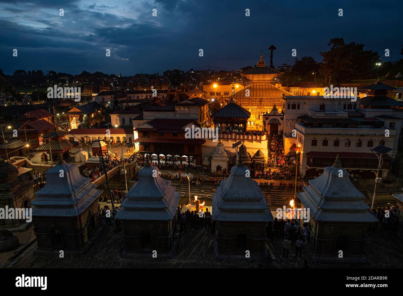 Pashupatinath, auch eine Feuerbestattungsstelle, Ghats, am Bagmati-Fluss, UNESCO-Weltkulturerbe, Kathmandu, der heiligste Ort der nepalesischen Hindus in Stockfoto