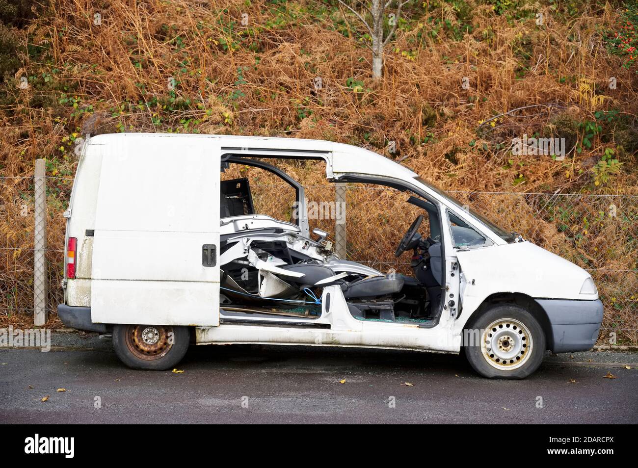 Weißer Van in ländlicher Umgebung verwüstet und verlassen Stockfoto