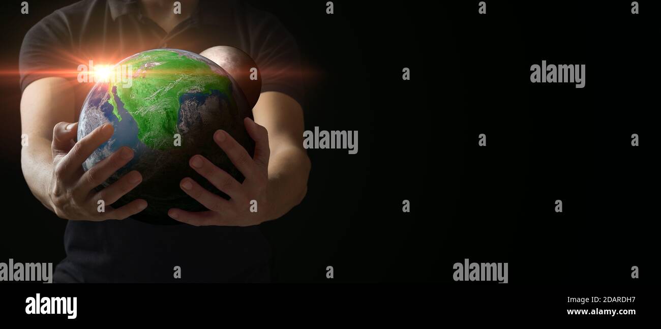 Die Hände des Menschen halten den Planeten Erde und Grün. Wissenschaft und grüne Erde. Elemente dieses Bildes, die von der NASA eingerichtet wurden Stockfoto