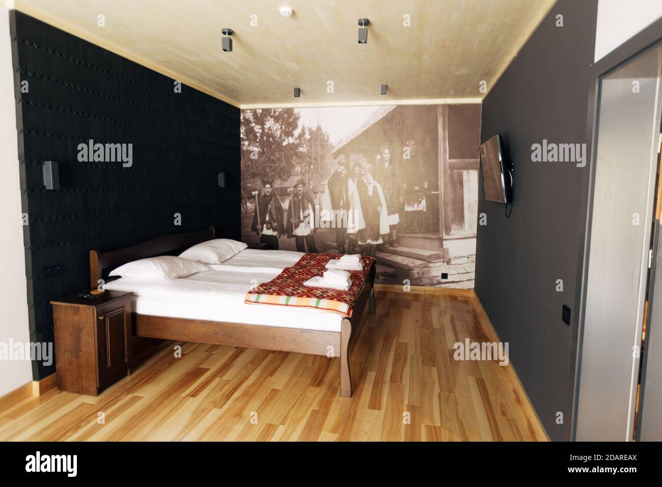 Hotelzimmer. Holzoberfläche. Wunderschöne Innenausstattung Stockfoto