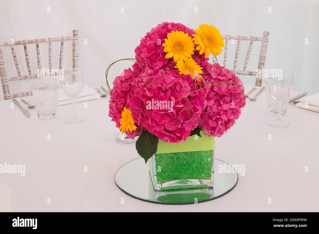 Blumenschmuck auf dem Tisch Stockfoto