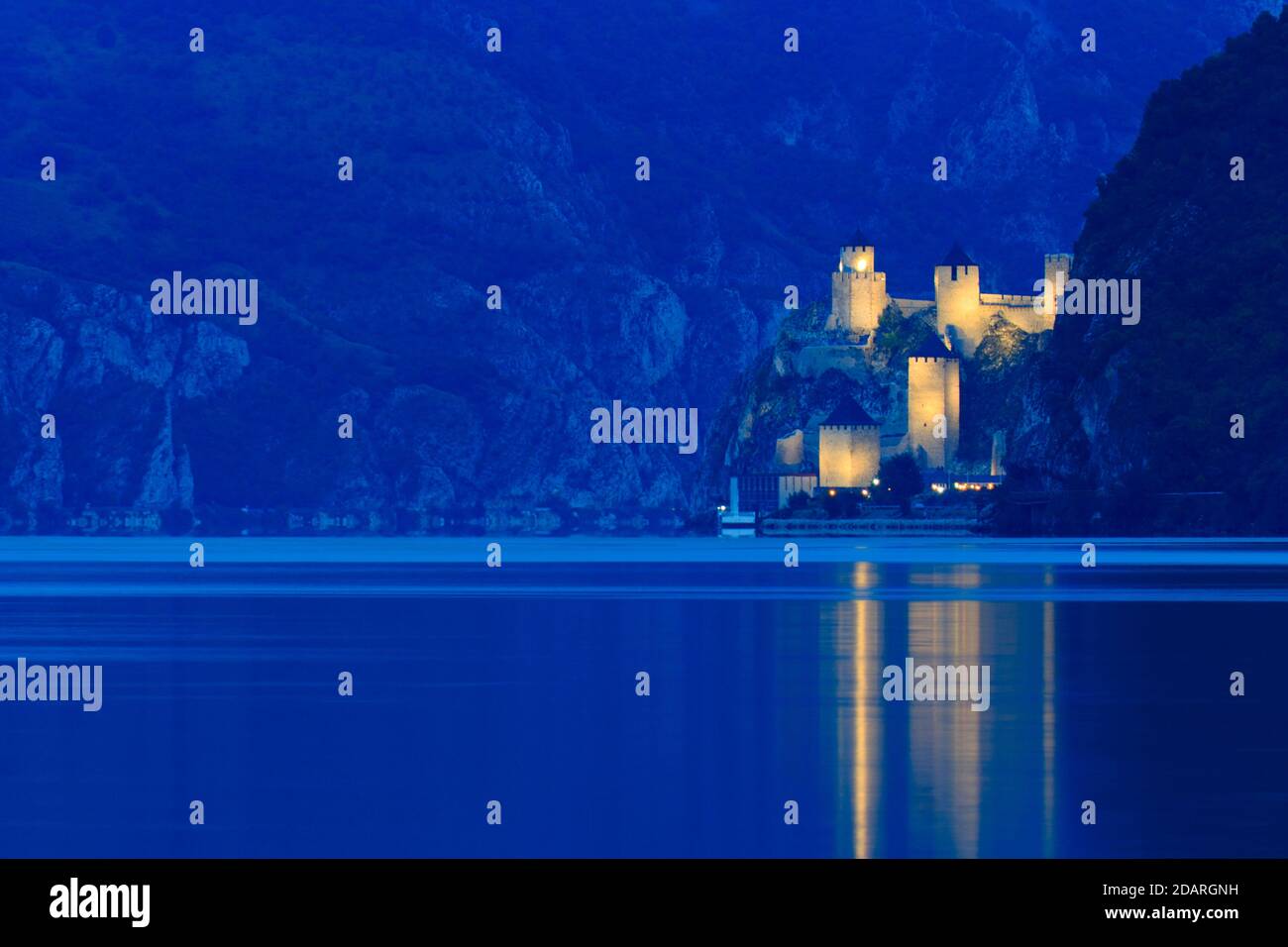 Golubac Festung bei Nacht auf der Donau Stockfoto