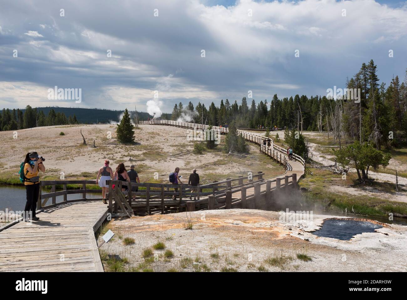Besucher wandern am Montag, 3. August 2020, entlang der Promenade am Upper Geyser Basin Trail im Yellowstone National Park, Wyoming. Der Park vor Stockfoto