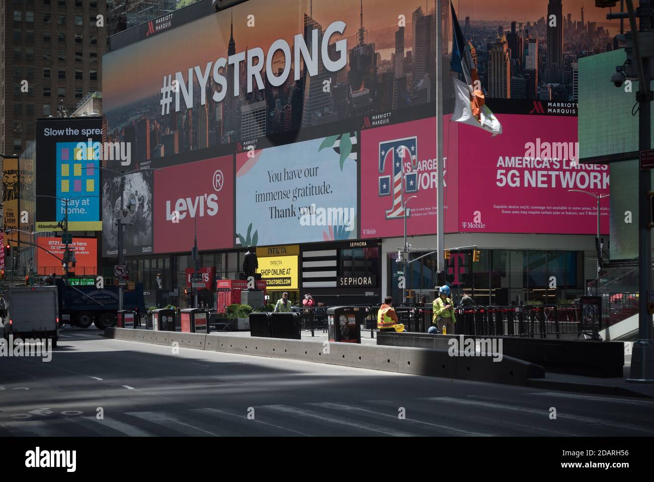 20.Mai 2020. Manhattan, New York, Usa. Bauarbeiter, die eine Pause machen und Werbetafeln, die Gesundheitsarbeiter und New Yorker in Times Square unterstützen. Stockfoto