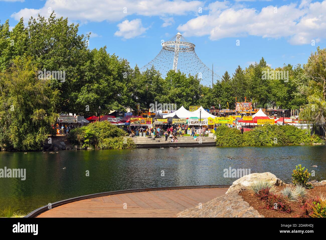 Das jährliche Pig Out in the Park Festival mit Imbißständen, Attraktionen und Konzerten, im Riverfront Park, am Spokane River in Spokane Washington. Stockfoto