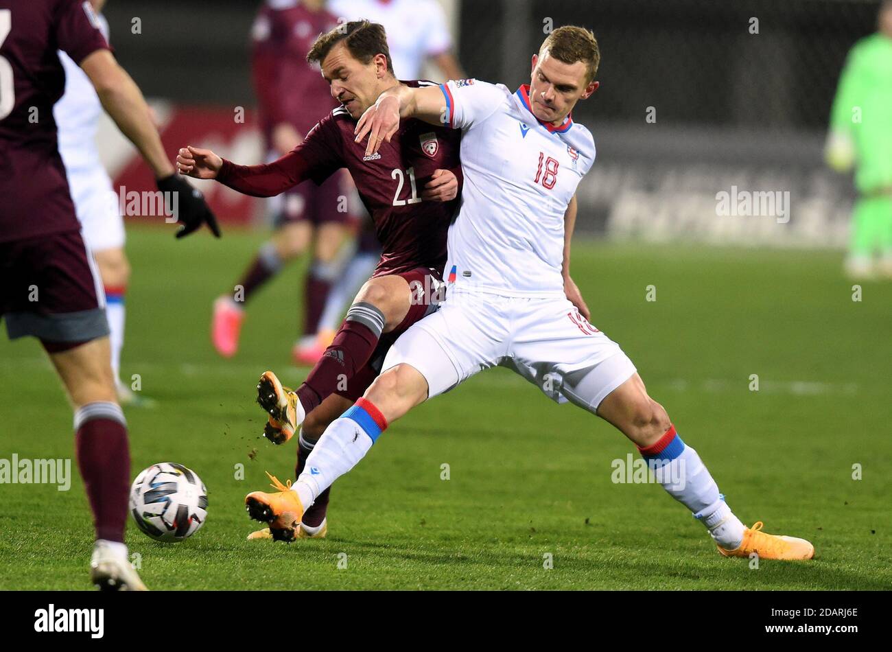 Riga, Lettland. November 2020. Meinhard Olsen (R) der Färöer-Inseln steht während ihres Fußballspiels der UEFA Nations League in Riga, Lettland, am 14. November 2020 mit Kriss Karklins zusammen. Kredit: Edijs Palens/Xinhua/Alamy Live Nachrichten Stockfoto