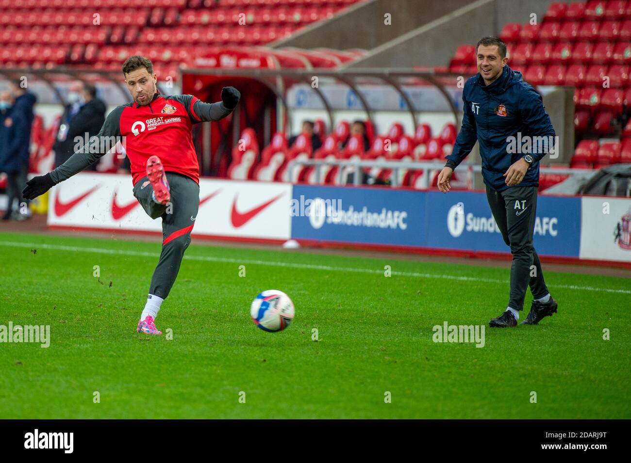 SUNDERLAND, ENGLAND. 14. NOVEMBER Sunderland Spieler Aufwärmen von First Team Coach Andrew Taylor vor dem Sky Bet League 1 Spiel zwischen Sunderland und MK Dons im Stadium of Light, Sunderland am Samstag 14. November 2020 beobachtet. (Kredit: Trevor Wilkinson) Gutschrift: MI Nachrichten & Sport /Alamy Live Nachrichten Stockfoto