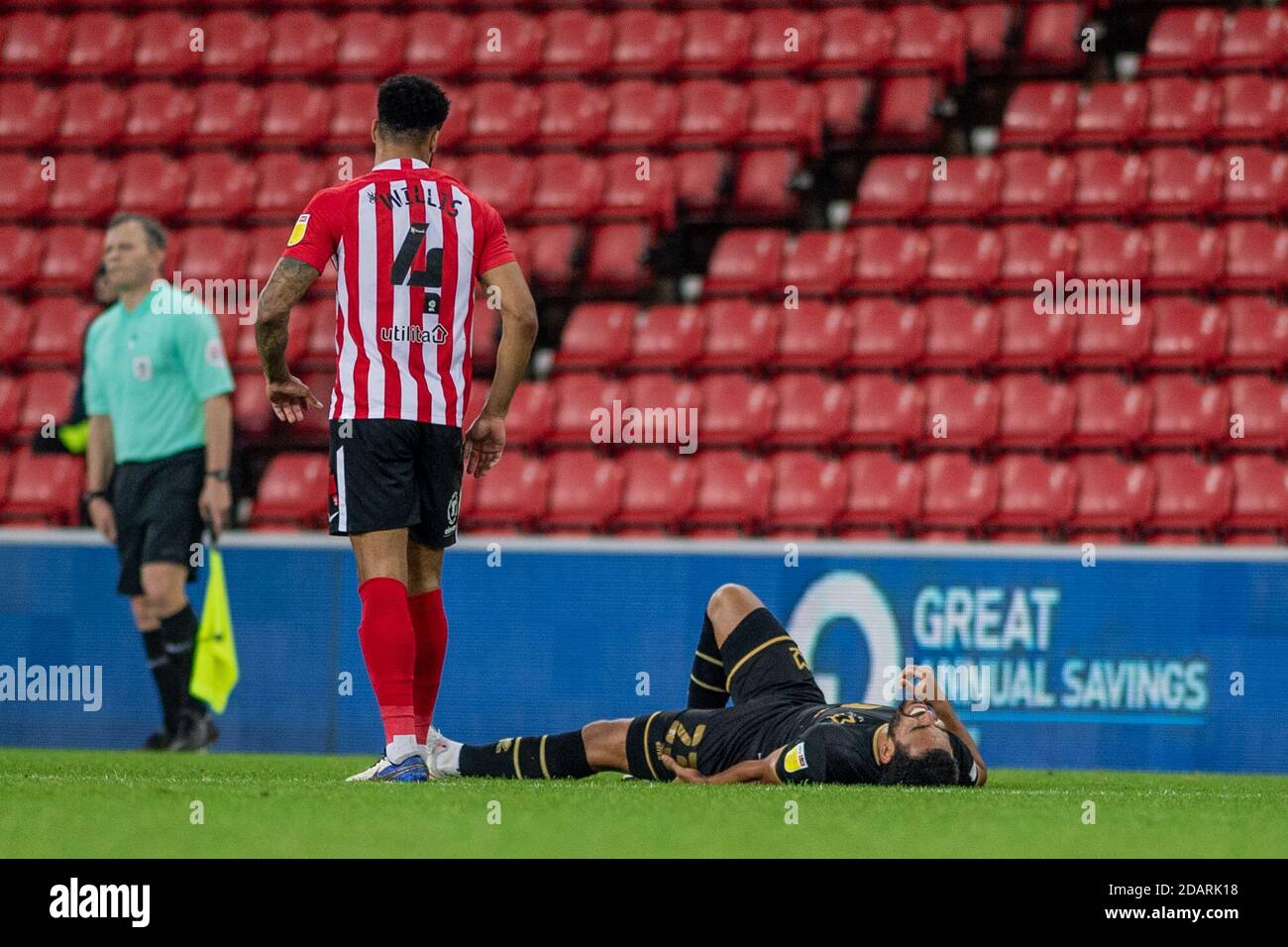 SUNDERLAND, ENGLAND. 14. NOVEMBER Louis Thompson geht am Samstag, den 14. November 2020, im Sky Bet League 1-Spiel zwischen Sunderland und MK Dons im Stadion of Light, Sunderland, mit einer Hamstring-Verletzung nach unten. (Kredit: Trevor Wilkinson) Gutschrift: MI Nachrichten & Sport /Alamy Live Nachrichten Stockfoto