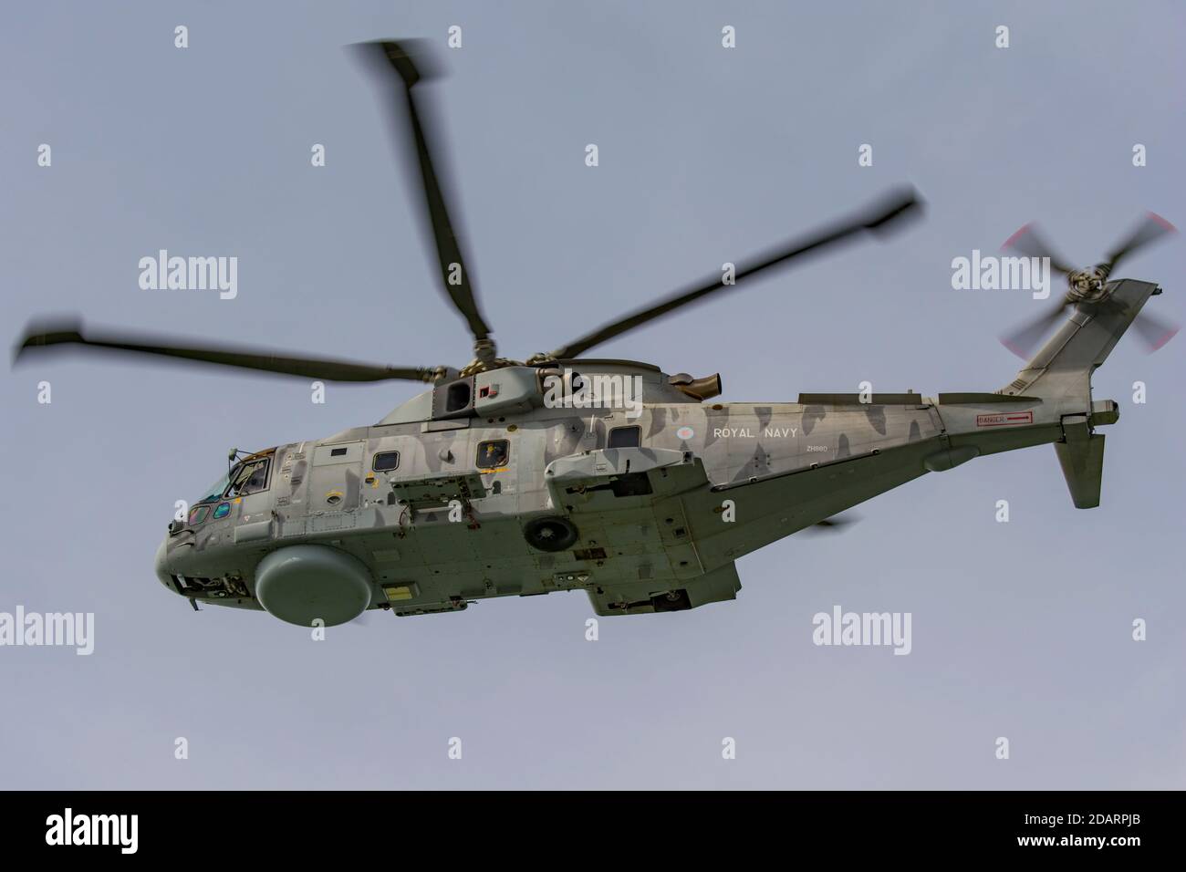 Ein Anti-U-Boot-Hubschrauber der Royal Navy Agusta Westland (Leonardo) Merlin HM.2 fliegt am 5. August 2016 tief über Portsmouth Harbour, Großbritannien. Stockfoto