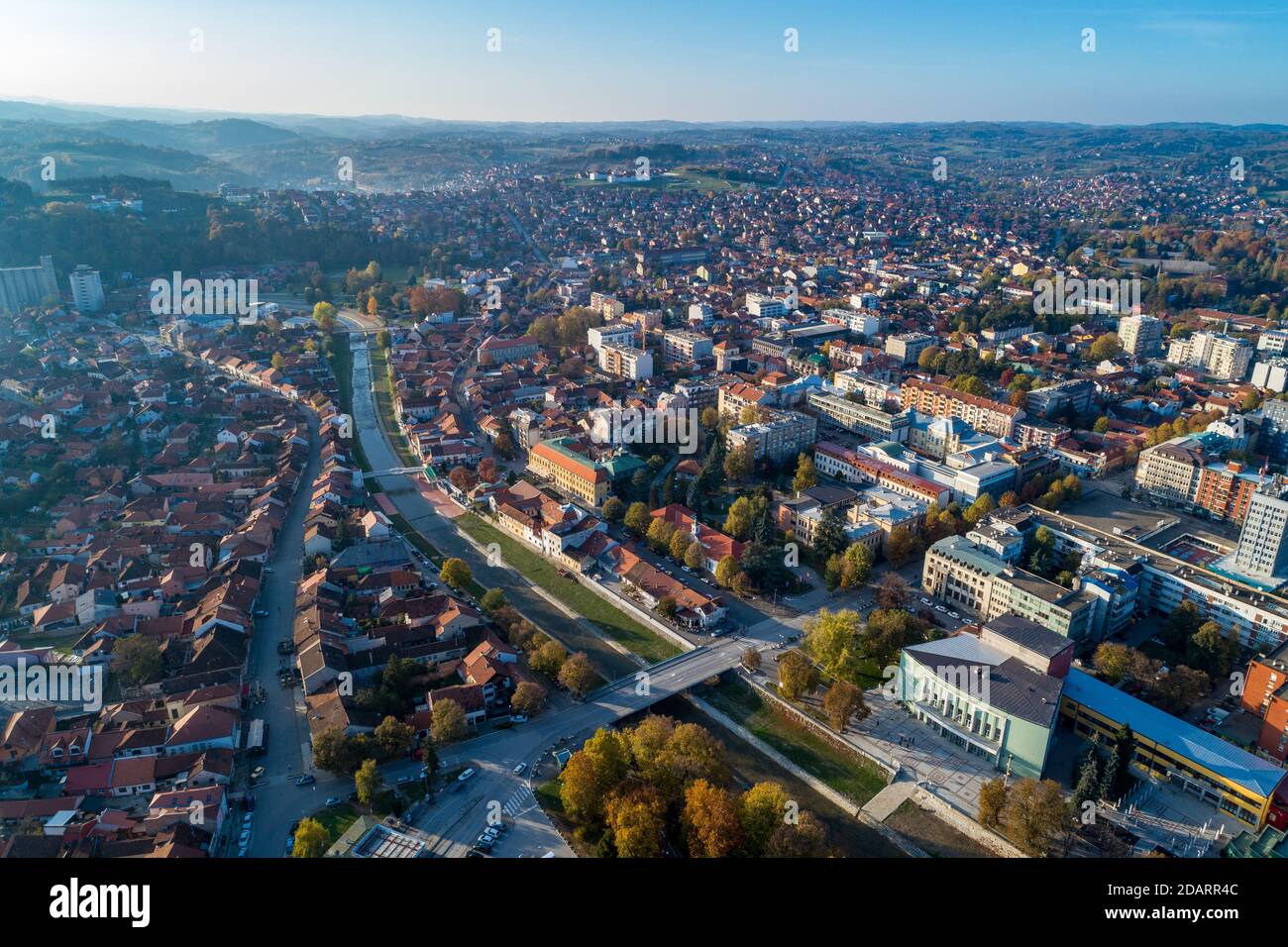 Valjevo - Panorama der Stadt in Serbien. Luftdrohnenansicht Verwaltungszentrum des Distrikts Kolubara in Westserbien Stockfoto