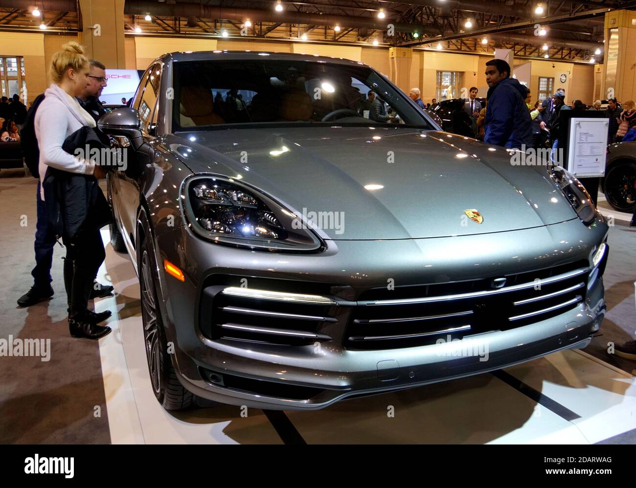 Philadelphia, Pennsylvania, USA - 9. Februar 2019 - VORDERANSICHT eines grau metallischen 2019 Porsche Cayenne SUV Stockfoto