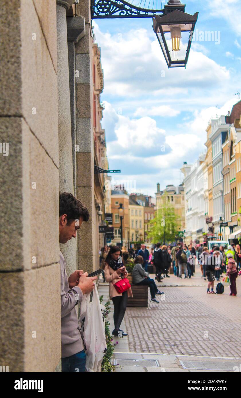 LONDON - Großbritannien - 03. Mai 2018: Blick auf den Covent Garden Markt in London. Covent Garden - eine der wichtigsten Sehenswürdigkeiten in London Stockfoto