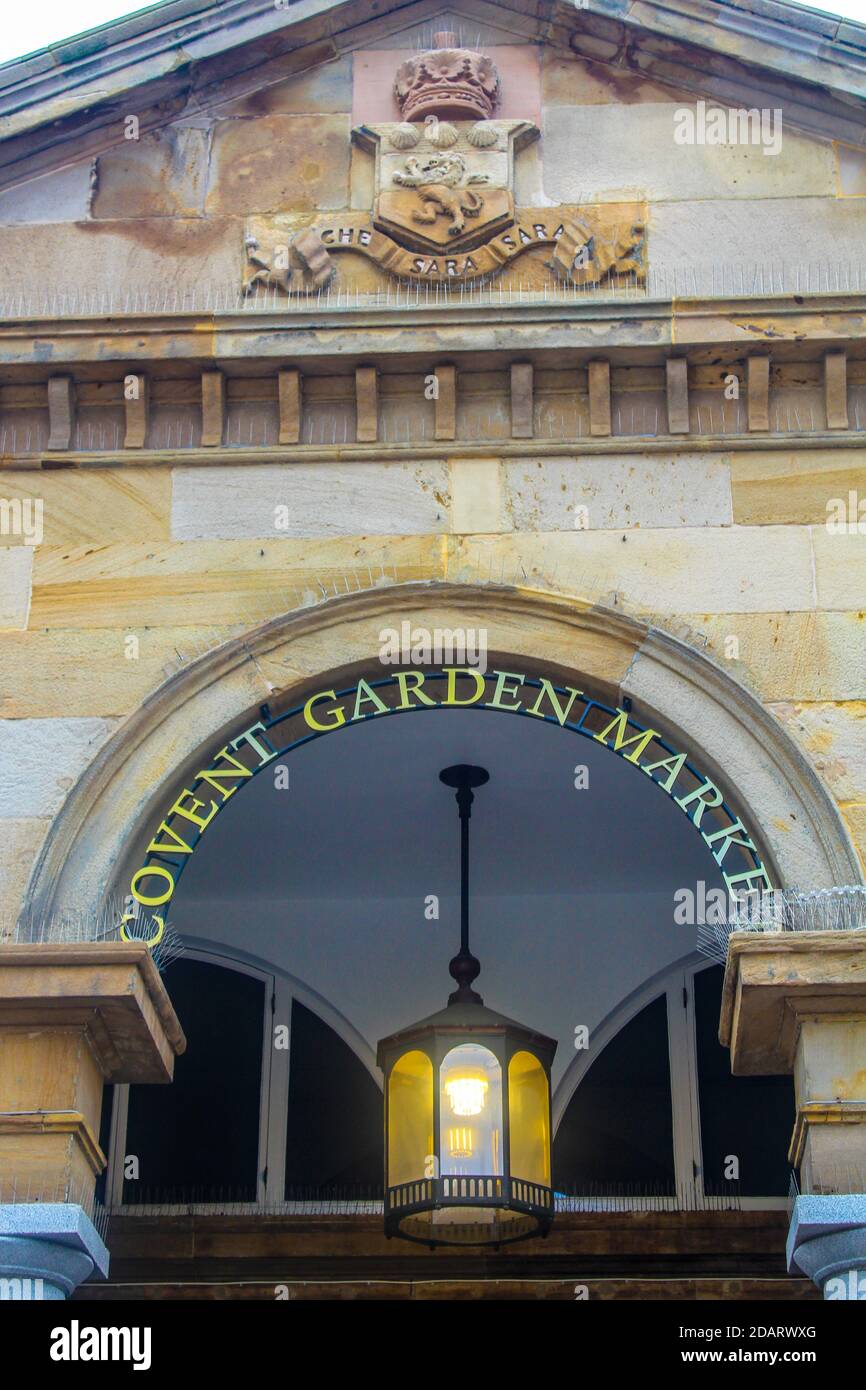 LONDON - Großbritannien - 03. Mai 2018: Blick auf den Covent Garden Markt in London. Covent Garden - eine der wichtigsten Sehenswürdigkeiten in London Stockfoto