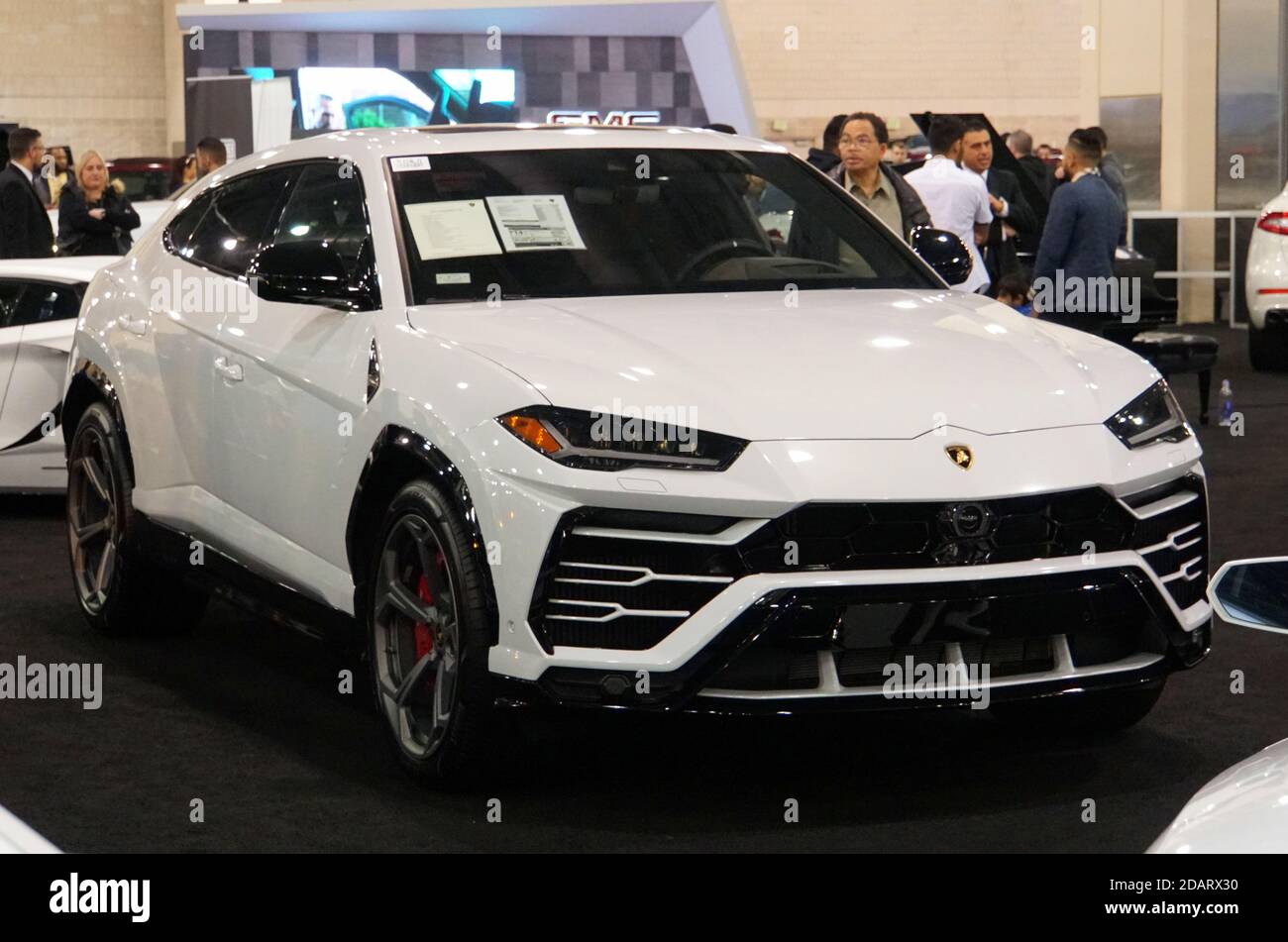 Philadelphia, Pennsylvania, USA - 10. Februar 2019 - EIN 2019 Lamborghini Urus SUV Crossover in weißer Farbe Stockfoto