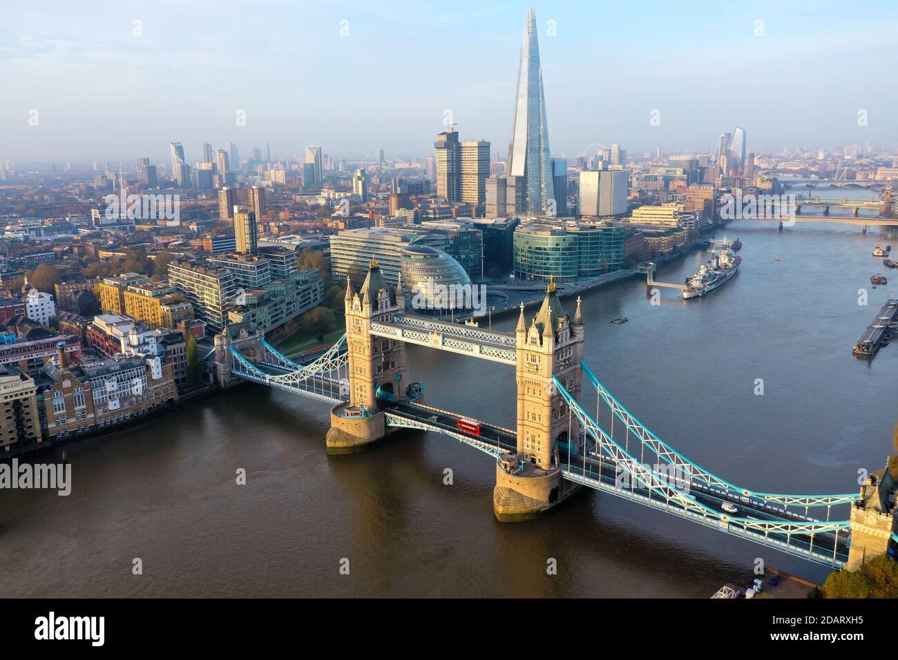 Luftaufnahme der Tower Bridge in London. Eine der berühmtesten Brücken Londons und Wahrzeichen Londons. Schönes Panorama von London Tower Br Stockfoto