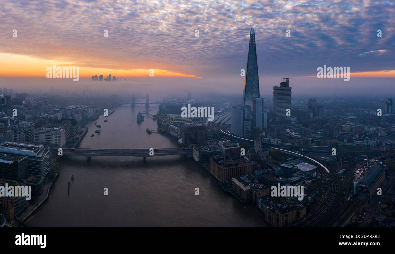 London City Skyline, Morgensonnenaufgangpanorama, Großbritannien Stockfoto