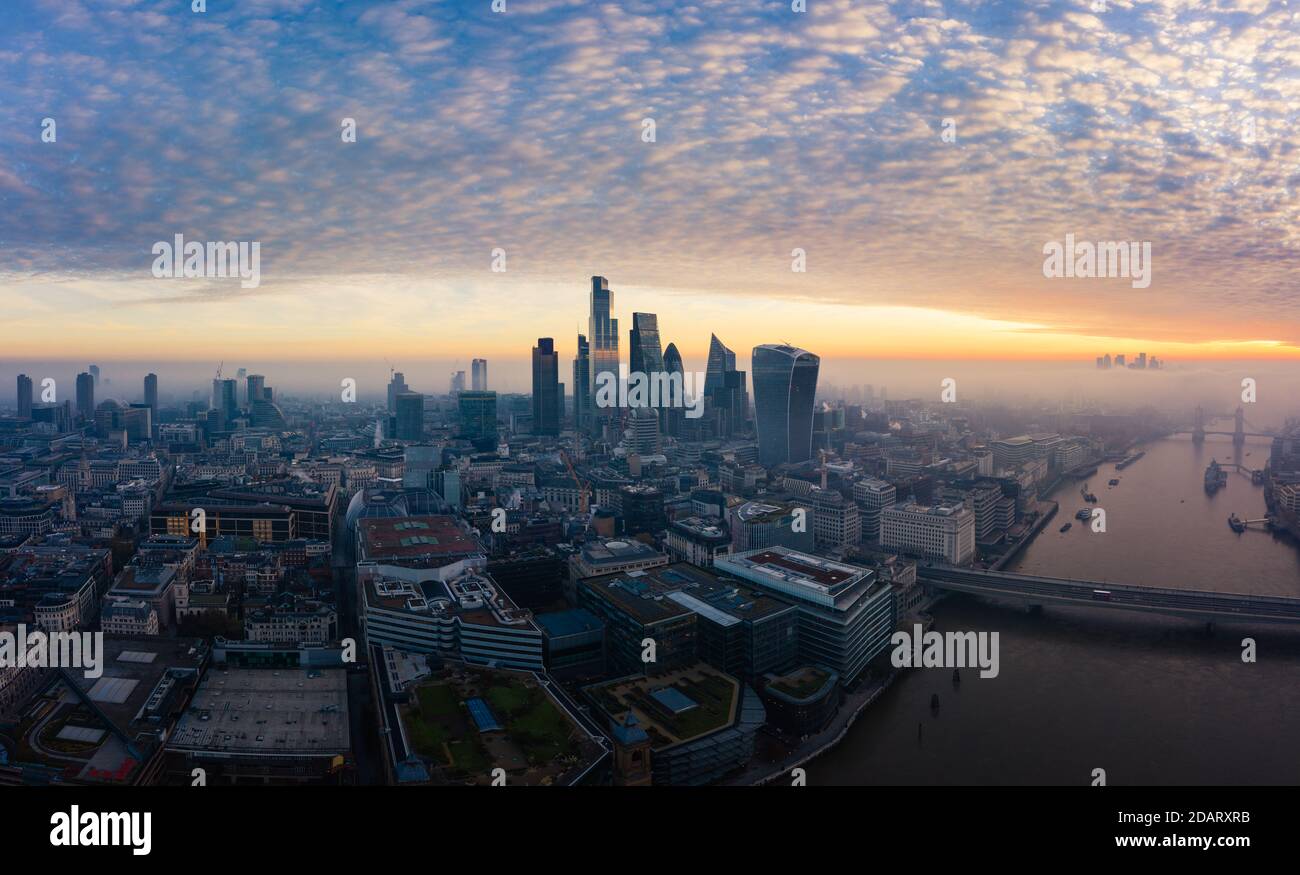 London City Skyline, Morgensonnenaufgangpanorama, Großbritannien Stockfoto