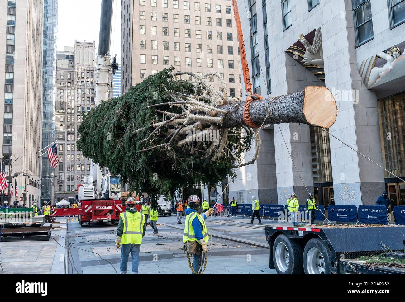 Saison 75-Fuß Rockefeller Center Weihnachten, Norwegen. , . Fichte Baum aus Oneonta Installation auf dem Rockefeller Plaza. Der Weihnachtsbaum wurde von Daddy Al's General Store in Oneonta, NY, gespendet. Der Baum ist 75 Meter hoch, 45 Meter im Durchmesser und wiegt 11 Tonnen. (Foto von Lev Radin/Pacific Press) Quelle: Pacific Press Media Production Corp./Alamy Live News Stockfoto