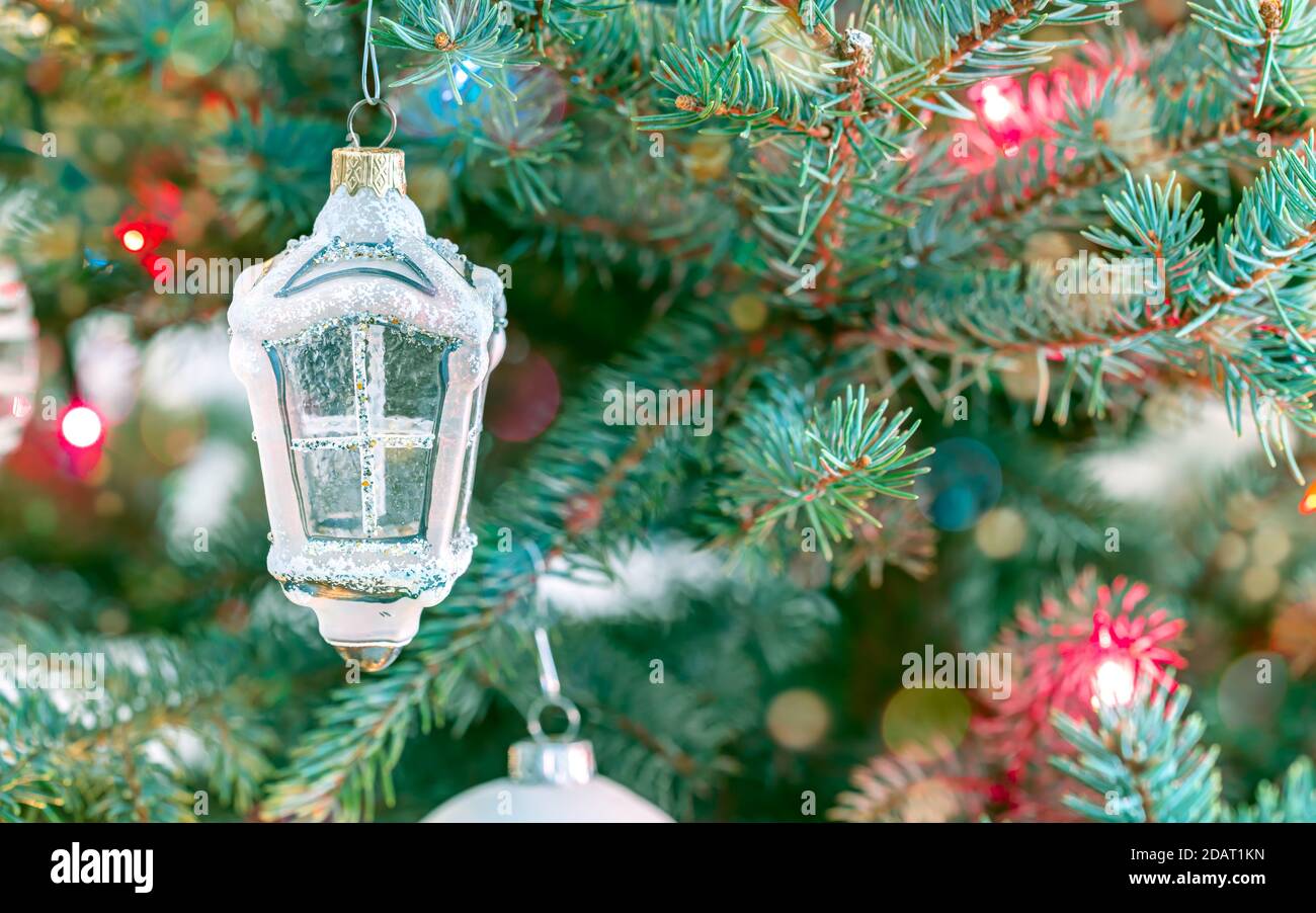 Glitzernde Ornament hängt von grünen baum. Neujahr Feiertage Hintergrund Stockfoto