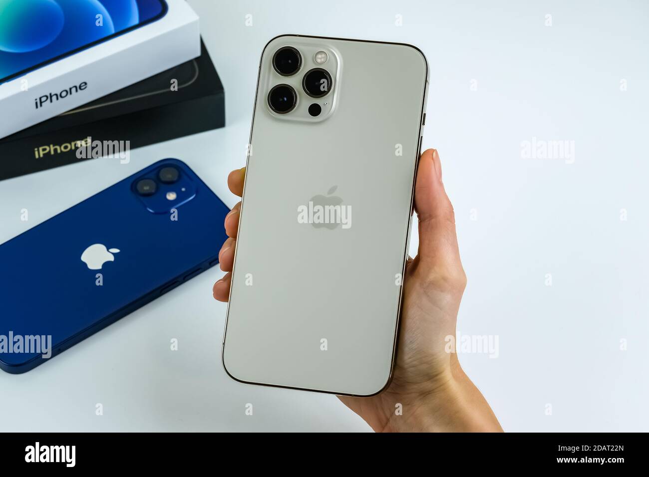 Iphone 12 Pro Max In Gold Neben Iphone 12 In Blau Stockfotografie Alamy