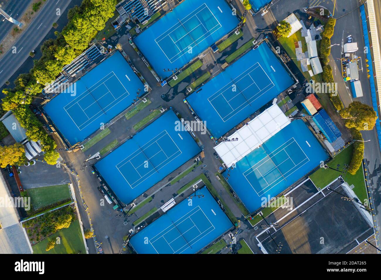Luftaufnahme von oben nach unten auf den Tennisplätzen im Melbourne Park Stockfoto