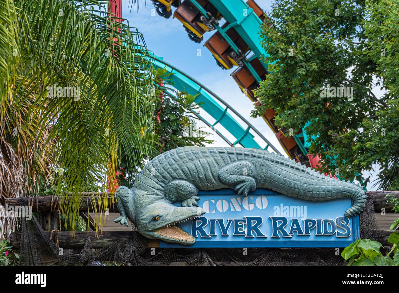 Eintritt zur Wildwasser-Fahrt der Congo River Rapids mit Kumba-Achterbahnfahrern, die in Busch Gardens in Tampa, Florida, vorbeikommen. (USA) Stockfoto
