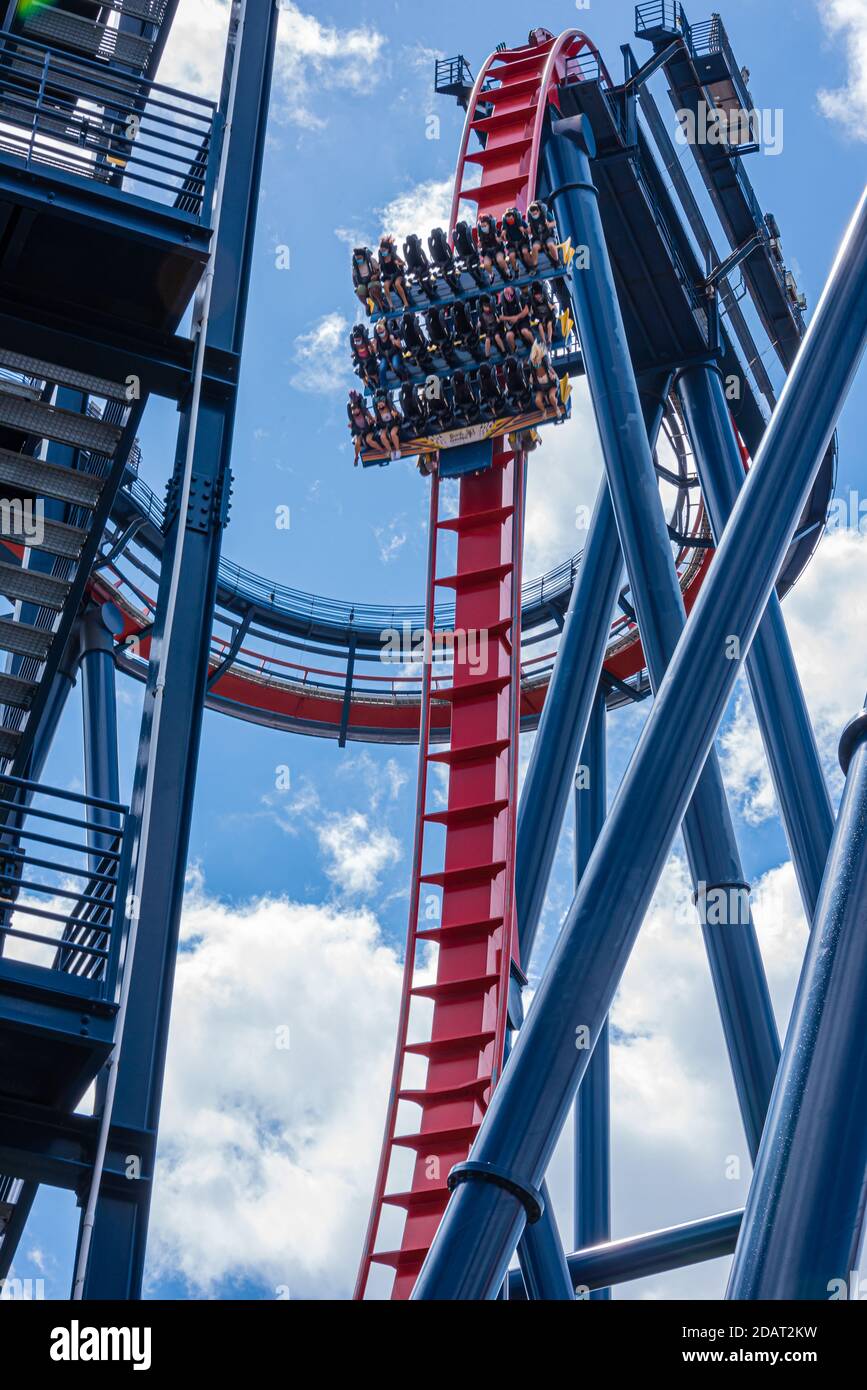Sozial distanzierte Nervenkitzel-Suchende nehmen einen 90-Grad-Sprung auf der SheiKra extreme Achterbahn in Busch Gardens in Tampa, Florida. (USA) Stockfoto