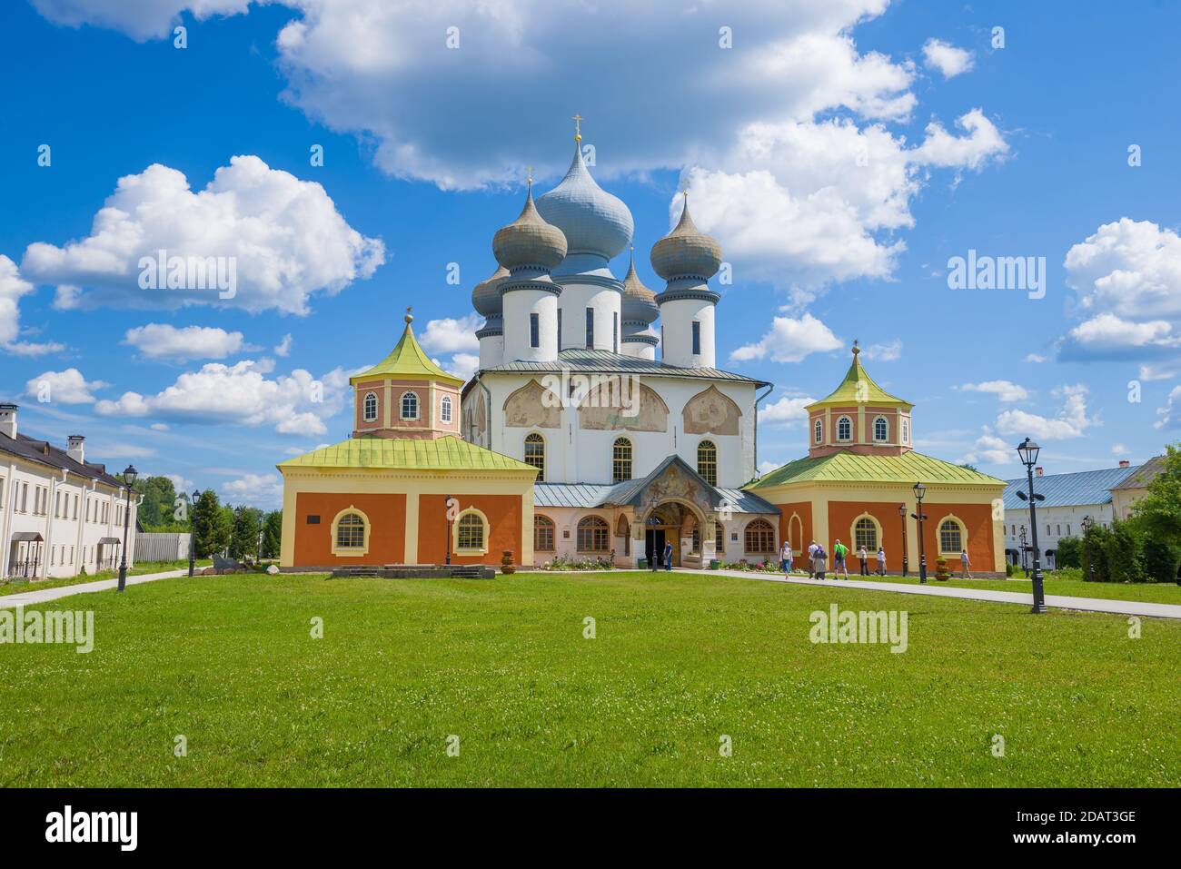 Blick auf die alte Uspenski Kathedrale an einem sonnigen Julitag. Tichwin Bogorodichni Uspenski Kloster. Tichwin, Russland Stockfoto