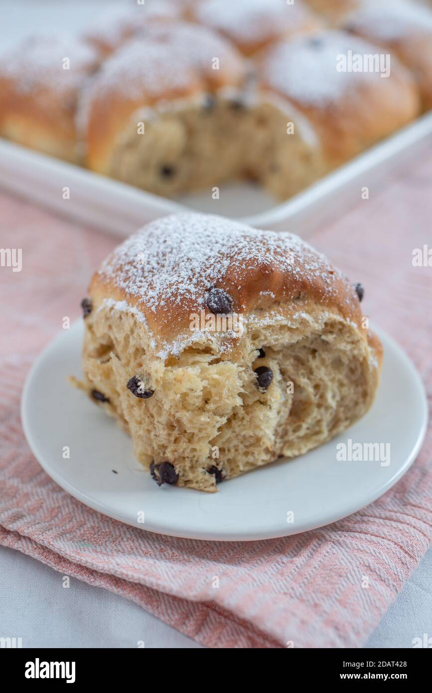 Frisch gebackene Schokoladen-Scones, deutsches Buchtel-Gebäck Stockfoto