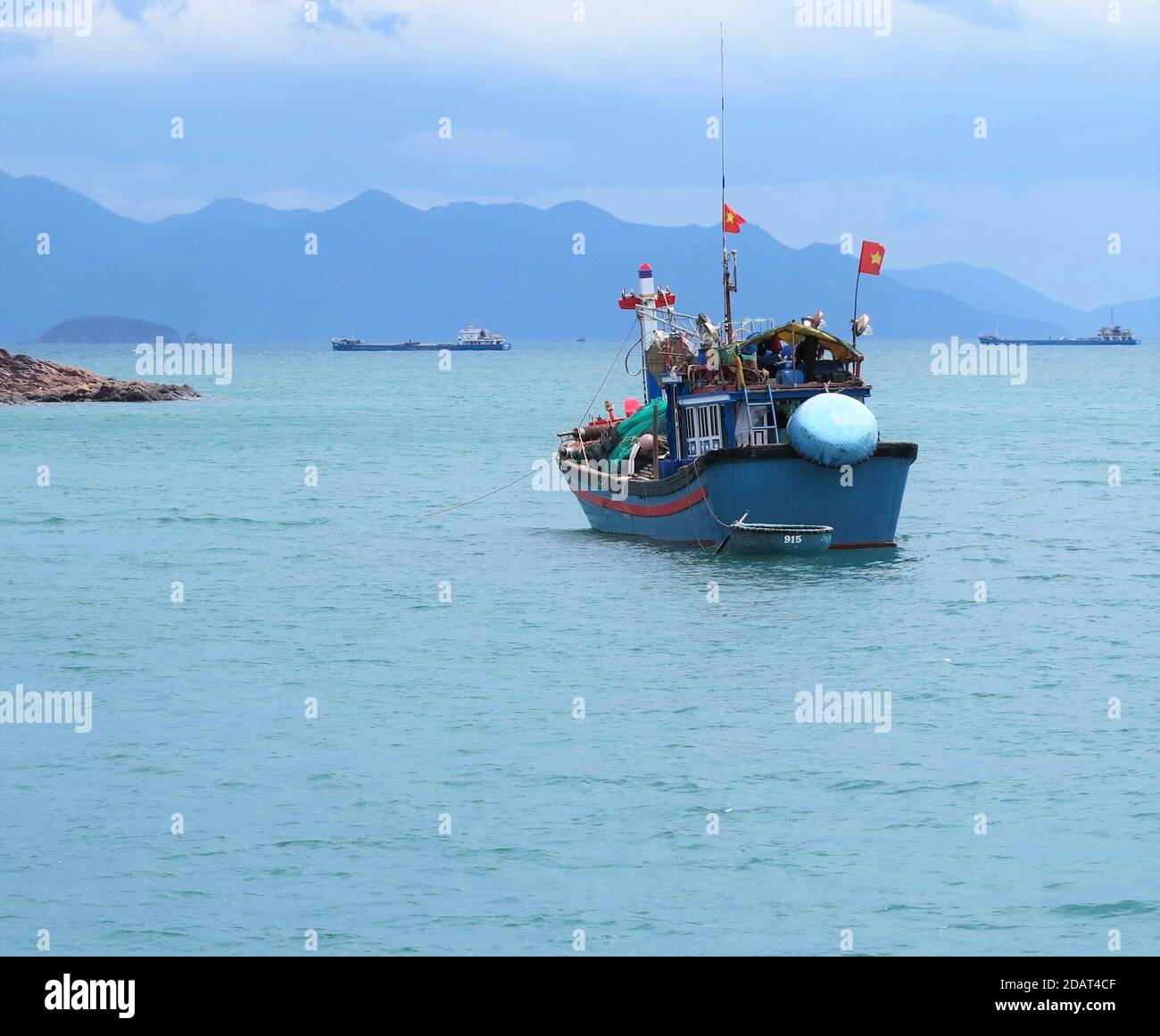 Traditionelle alte hölzerne vietnamesische Fischerboot, in der Nähe von Nha Trang, Vietnam. Stockfoto